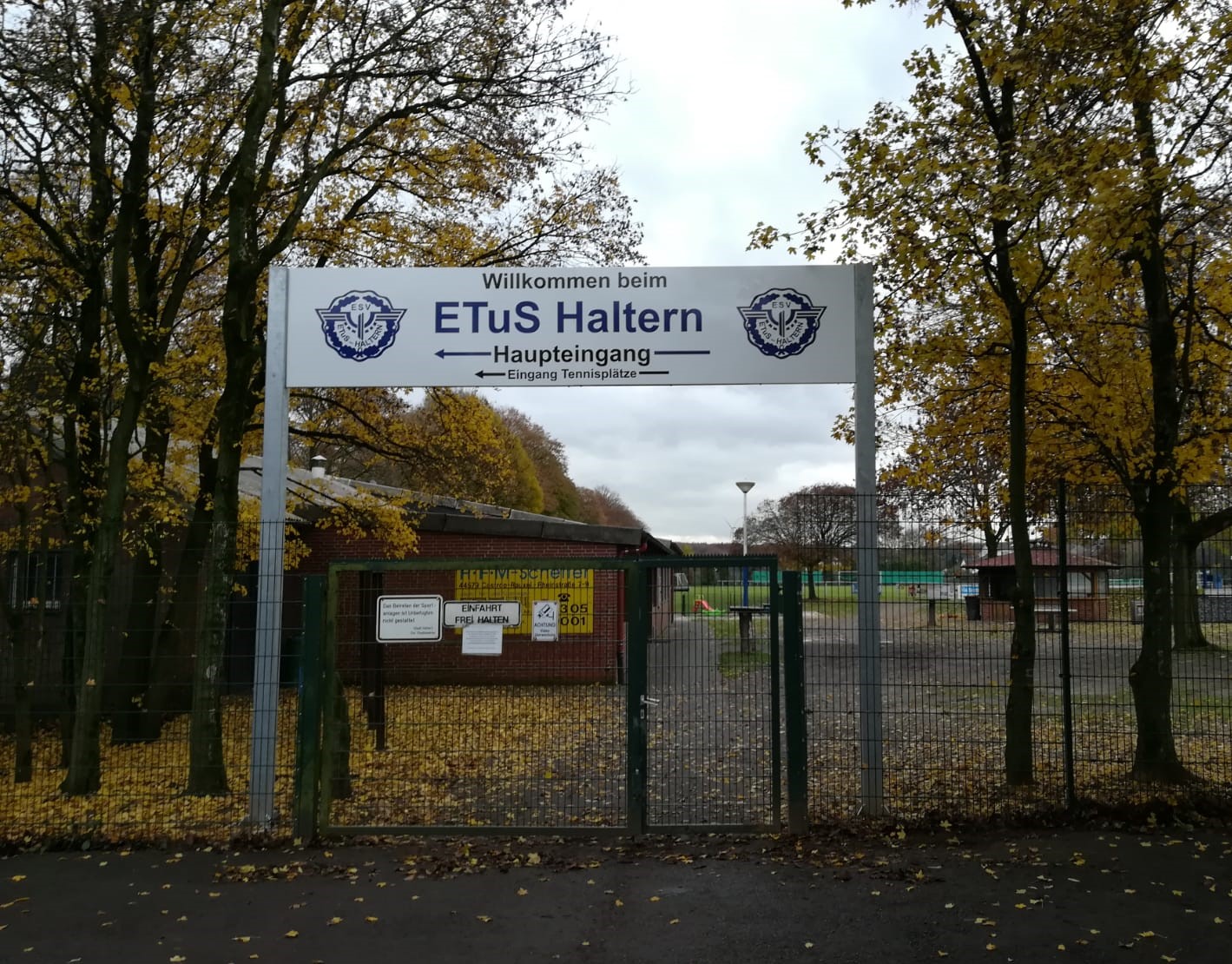 Eingang Parkplatz